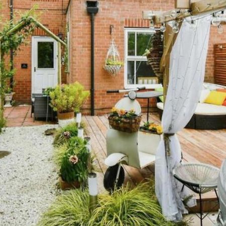 Апартаменты Cosy Garden Flat, Private Hot Tub & Four Poster Bed Йорк Экстерьер фото