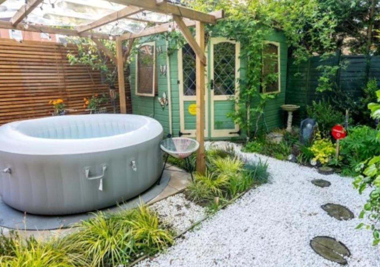 Апартаменты Cosy Garden Flat, Private Hot Tub & Four Poster Bed Йорк Экстерьер фото